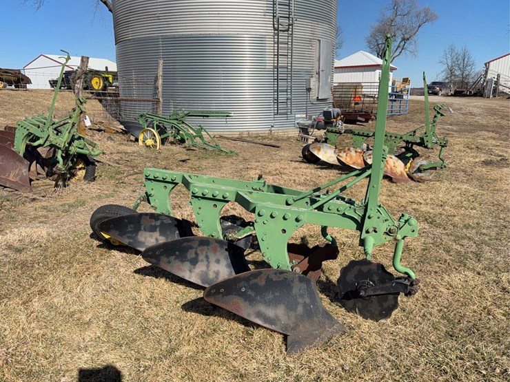 john-deere-three-point-three-bottom-plow-image-7
