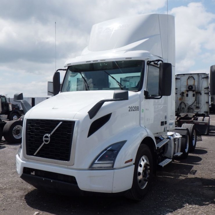 2020 VOLVO VNR300