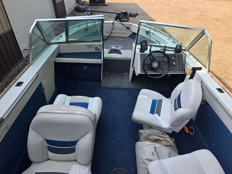 1990-crestliner-phantom-18’-boat-with-120hp-2-stroke-johnson-outboard-motor-and-15hp-johnson-kicker-image-36