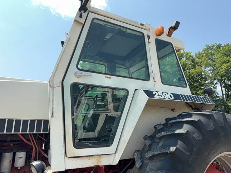 case-2590-tractor-image-33