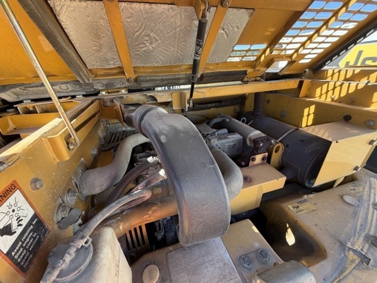 2011-deere-85d-image-27