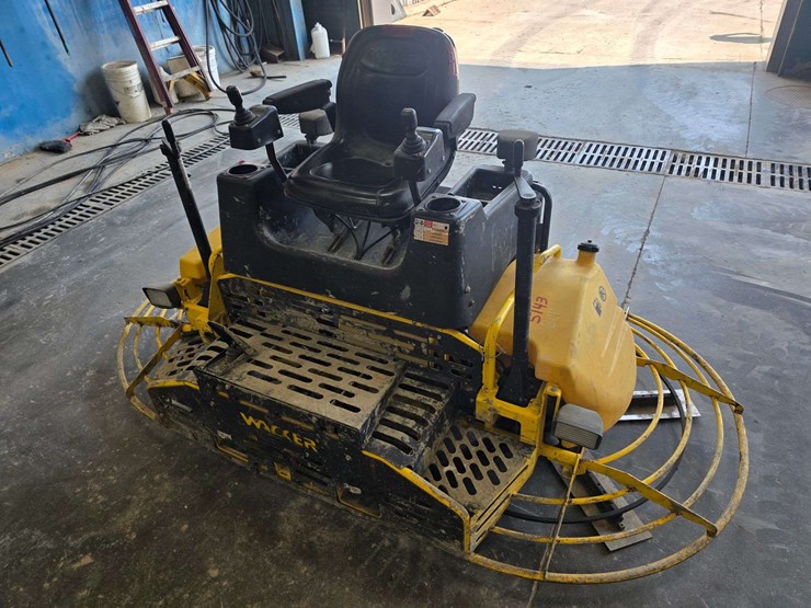 2006-wacker-crt48-ride-on-trowel,-48”,-vanguard/daihtsu-dm950g-gas-engine,-452.9-hours,-comes-with-t-image-1