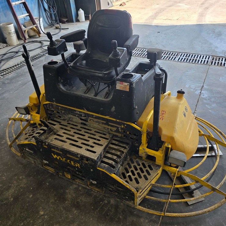 2006 Wacker CRT48 Ride on Trowel, 48”, Vanguard/Daihtsu DM950G Gas Engine, 452.9 Hours, Comes with t