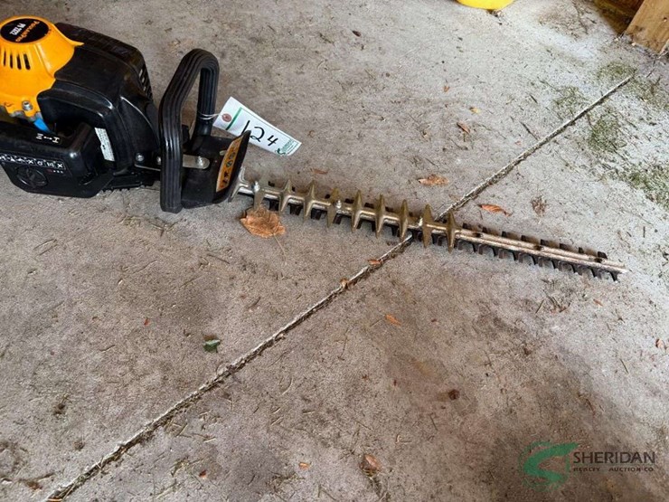 poulan-pb2322-gas-hedge-trimmer-image-3