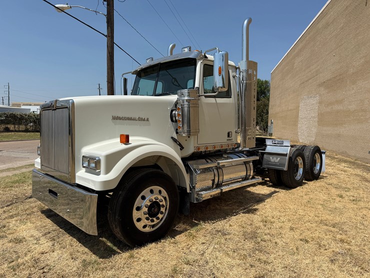 2017-western-star-4900fa-image-2