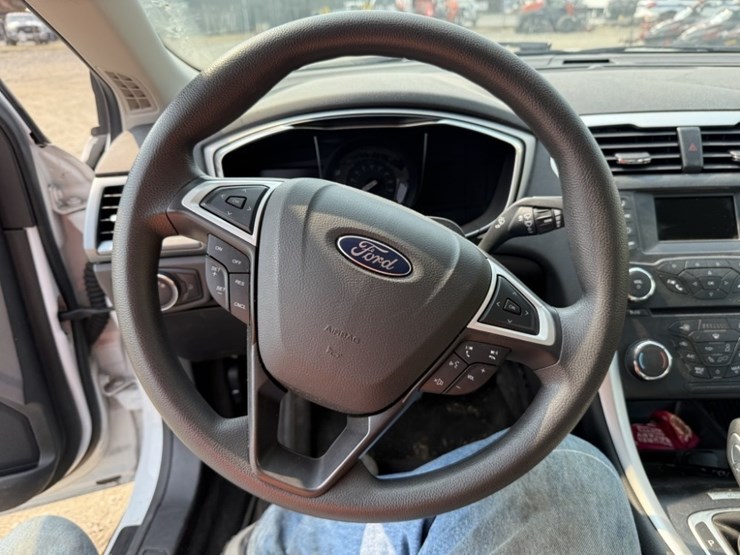 2015-ford-fusion-hybrid-sedan-image-22