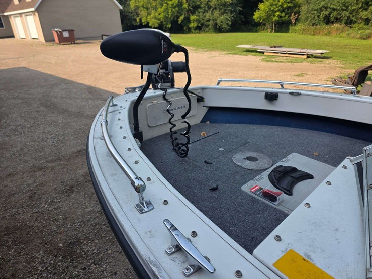 1990-crestliner-phantom-18’-boat-with-120hp-2-stroke-johnson-outboard-motor-and-15hp-johnson-kicker-image-33