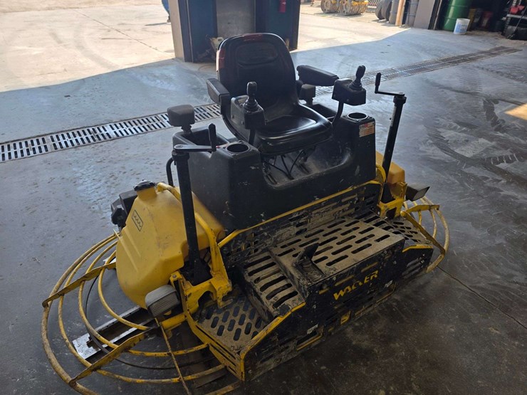 2006-wacker-crt48-ride-on-trowel,-48”,-vanguard/daihtsu-dm950g-gas-engine,-452.9-hours,-comes-with-t-image-3