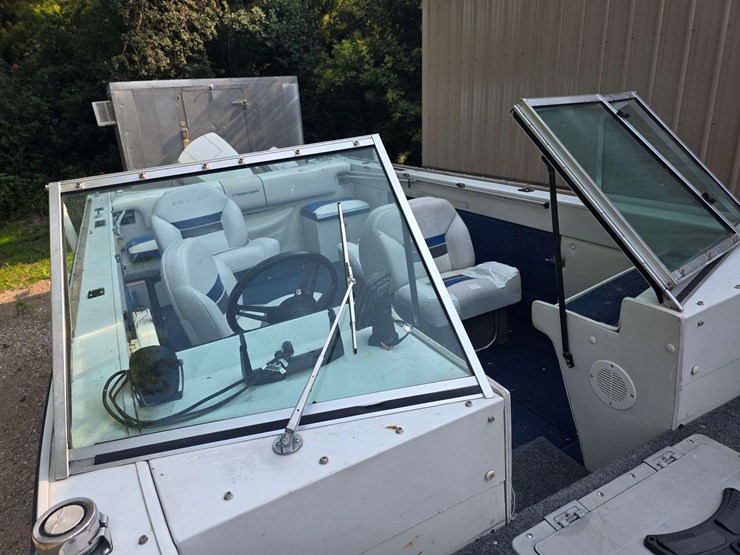 1990-crestliner-phantom-18’-boat-with-120hp-2-stroke-johnson-outboard-motor-and-15hp-johnson-kicker-image-12