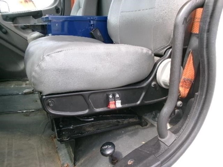 2010-freightliner-business-class-m2-112-image-14