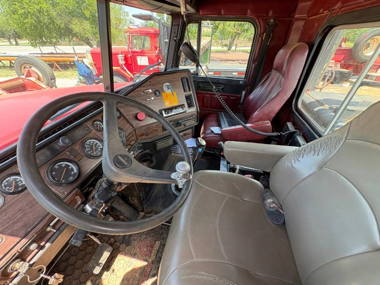 2001-freightliner-fld120-image-8
