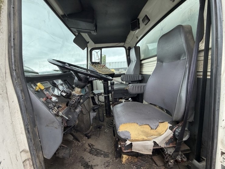 1990-ford-l8000-image-23