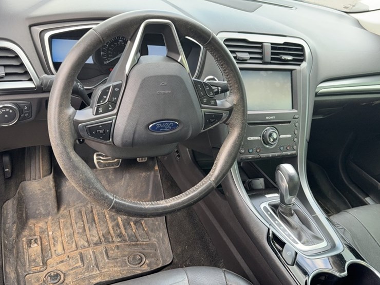 #3014-•-2016-ford-fusion-car-image-22