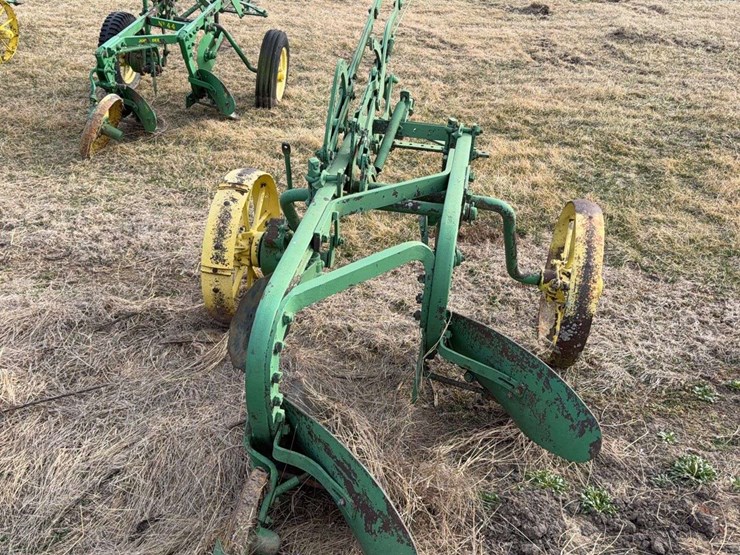 john-deere-pull-type-two-bottom-plow-image-4