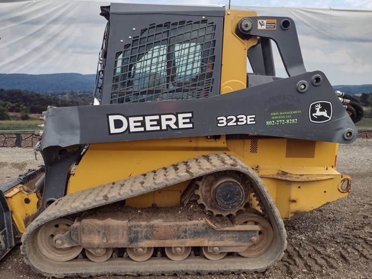 deere-323e-image-12