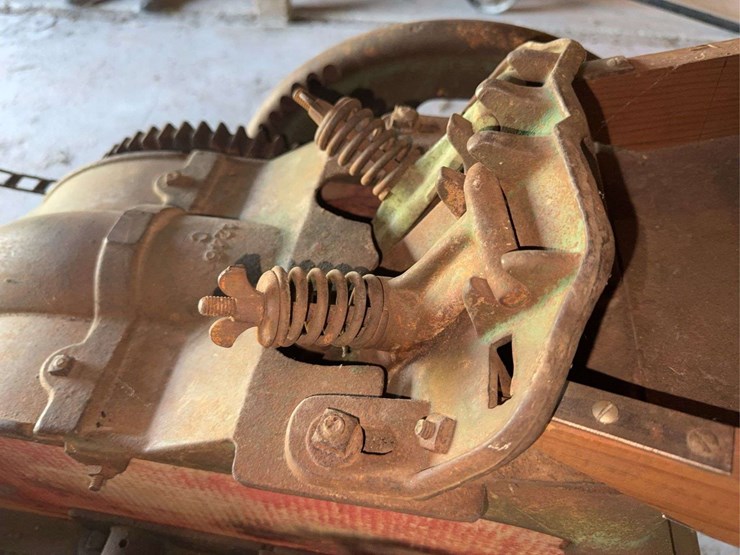 john-deere-no.-2-two-hole-corn-sheller-image-19