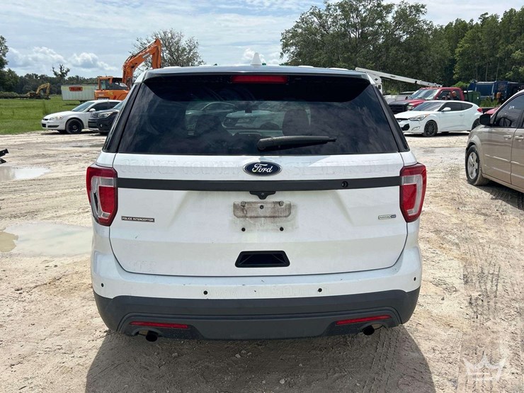 2016-ford-explorer-image-19