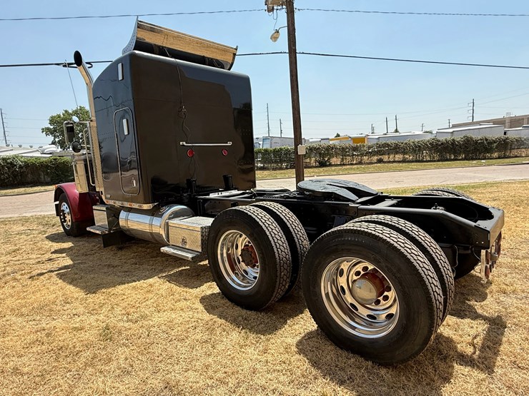 2000-peterbilt-379-image-8