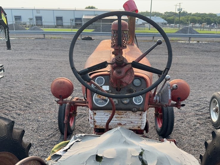 #3047-•-mccormick-farmall-560-tractor-image-12