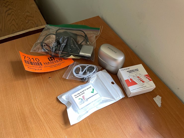 #7310-•-voice-recorder-and-hearing-aids-image-3