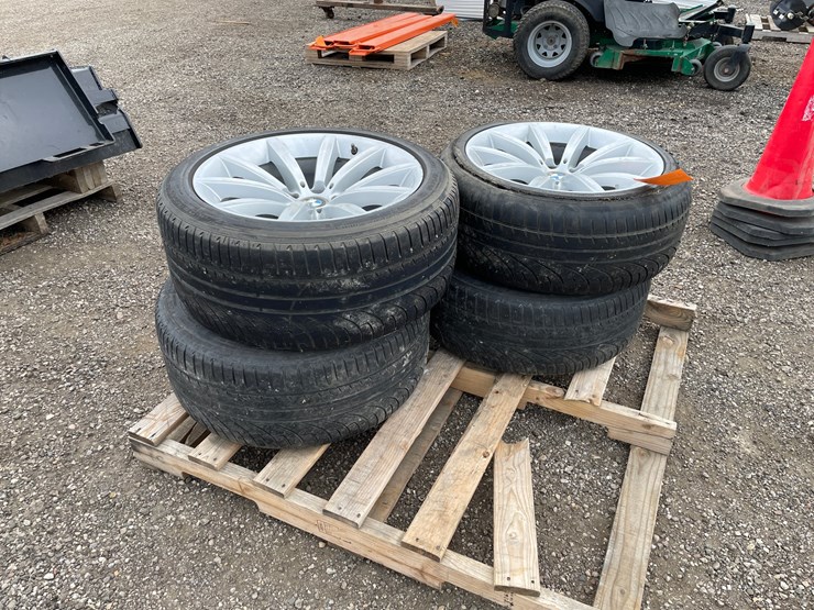 #4561-•-(4)-bmw-5-bolt-rims-with-tires-image-1