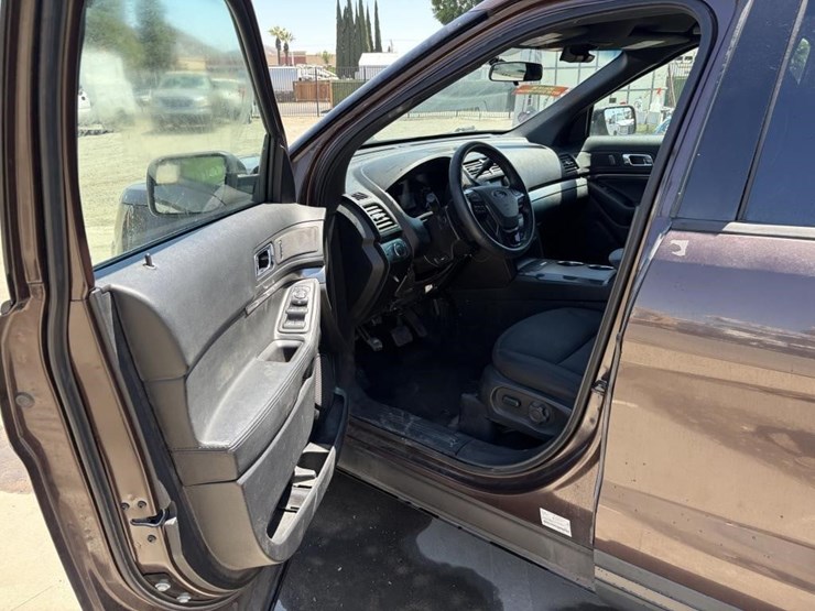 2016-ford-explorer-image-12