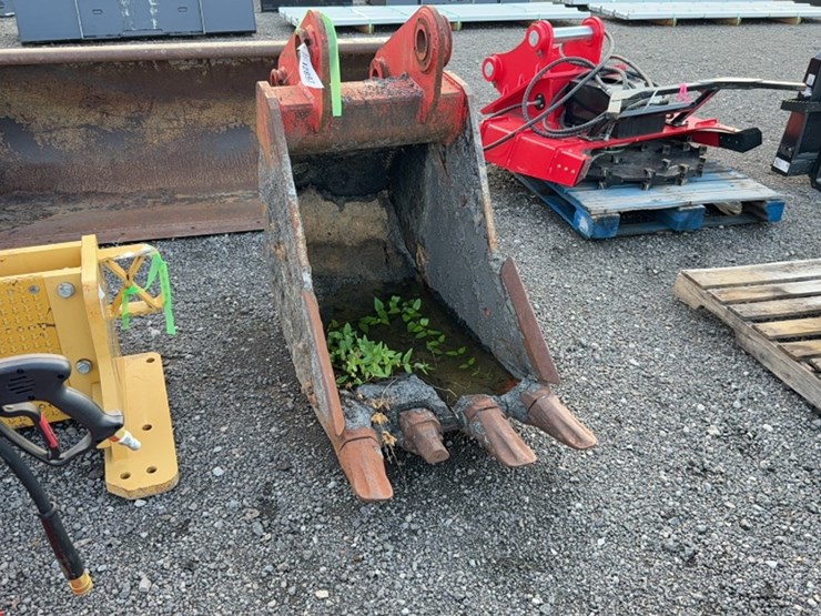 #2013-•-esco-24"-excavator-bucket-image-2