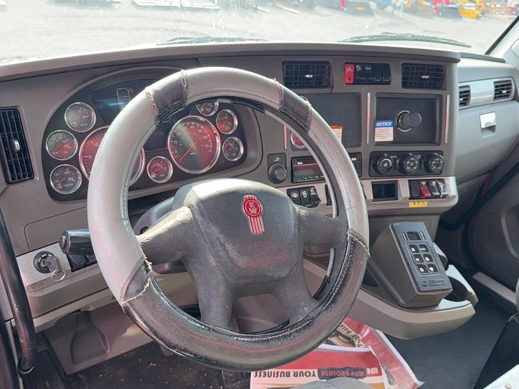 2016-kenworth-t880-image-19
