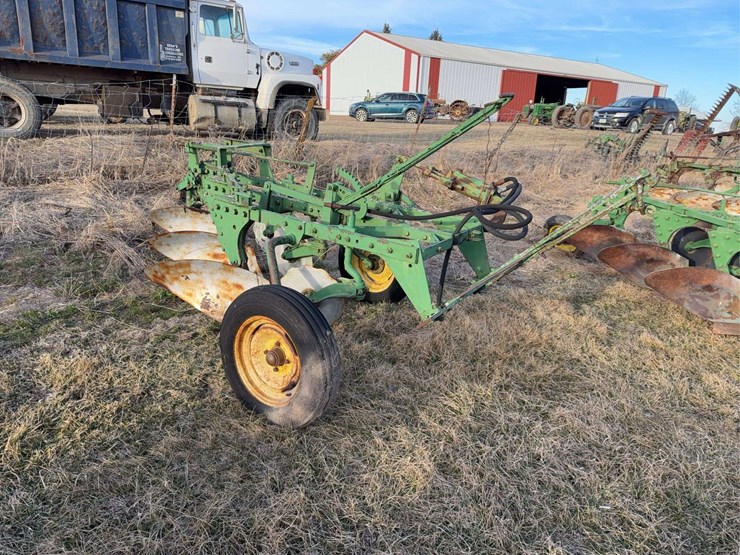 john-deere-pull-type-three-bottom-plow-image-1