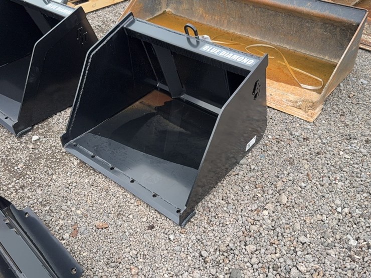 #2059-•-blue-diamond-34"-dingo-high-capacity-smooth-bucket-image-1