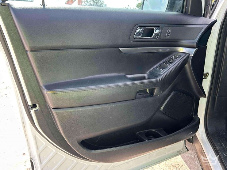 2016-ford-explorer-image-12