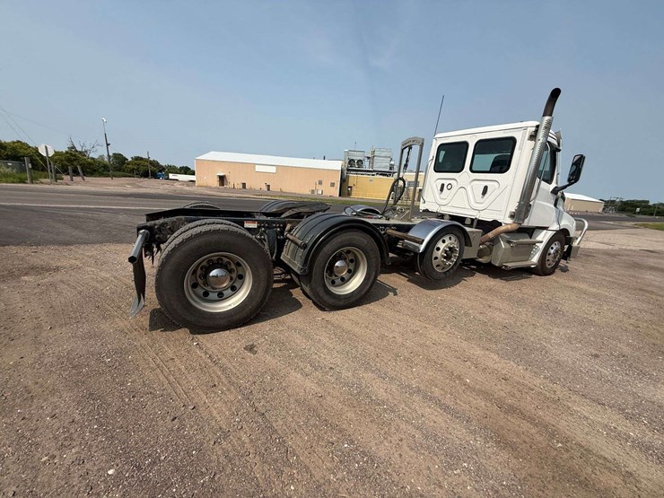 2024-freightliner-semi,-cummins-x15-engine,-420,478-miles,-10-speed,-full-locking-rear-ends,-tri-axl-image-12