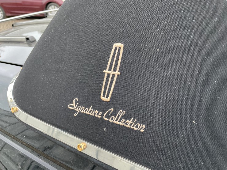 #2955-•-2001-lincoln-town-car-signature-collection-sedan-(has-wi-title)-image-15