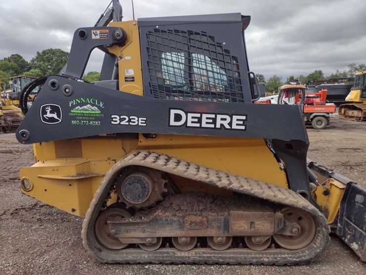 deere-323e-image-23