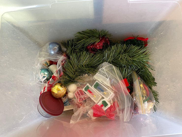 #4716-•-assortment-of-christmas-items-image-5
