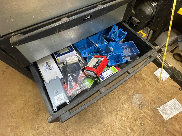 #7109-•-workbench-and-contents-image-7