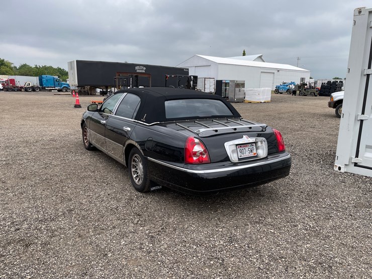 #2955-•-2001-lincoln-town-car-signature-collection-sedan-(has-wi-title)-image-5