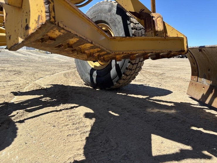 2005-caterpillar-143h-image-14