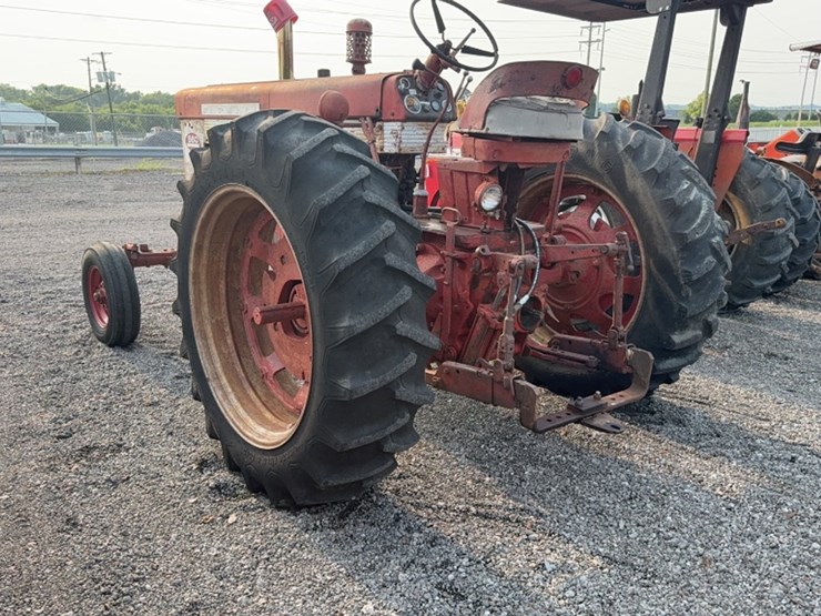 #3047-•-mccormick-farmall-560-tractor-image-10