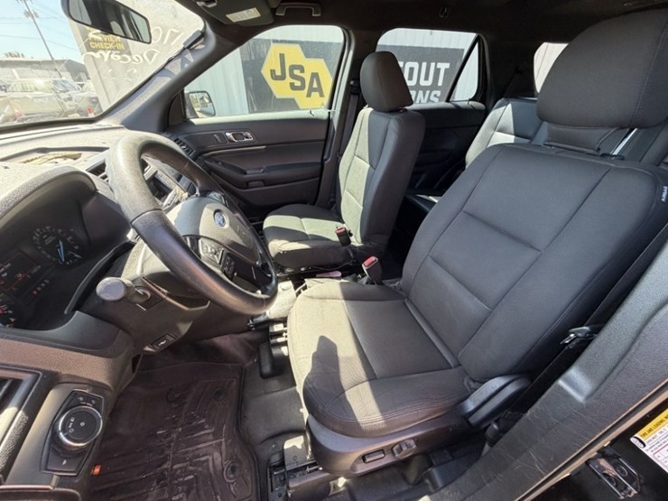 2017-ford-explorer-image-24