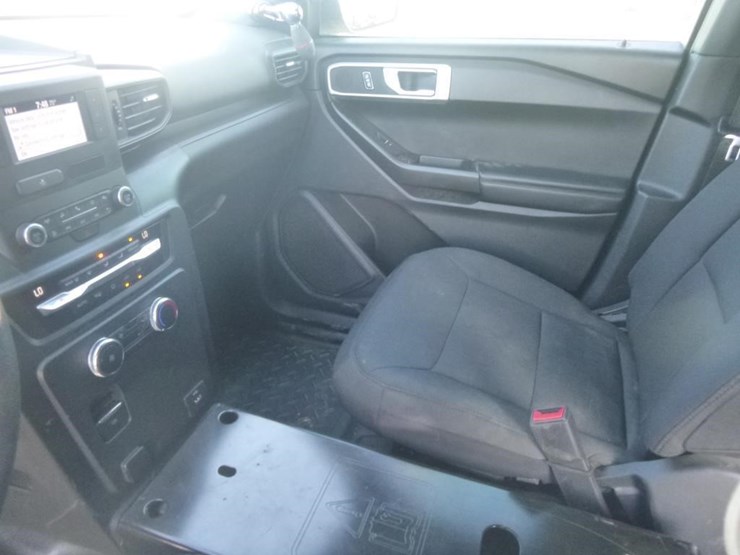2020-ford-explorer-image-11