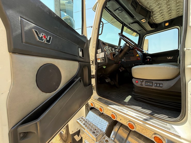 2017-western-star-4900fa-image-11