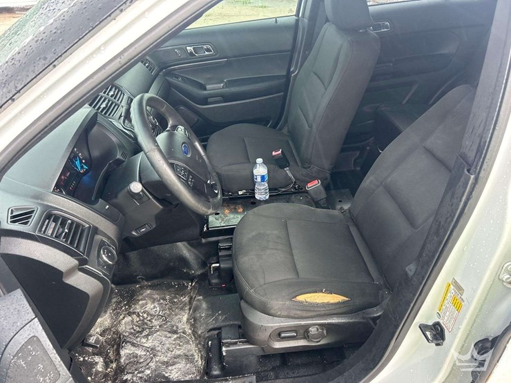 2016-ford-explorer-image-17