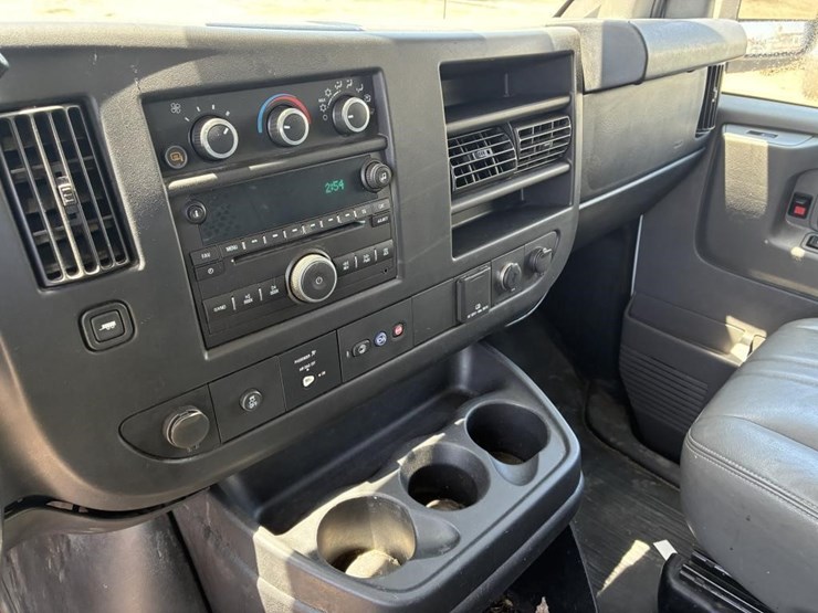 2015-gmc-savana-g2500-image-17