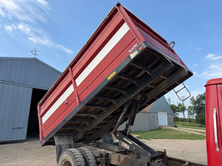 1979-ihc-1700-single-axle-grain-truck,-15’-steel-box-with-622-schwarts-hoist,-steel-floor,-136k-mile-image-41