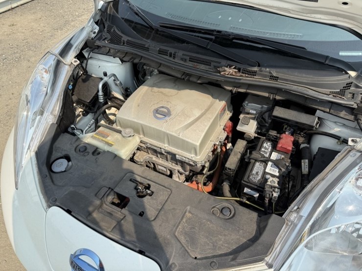 2015-nissan-leaf-electric-sedan-image-21