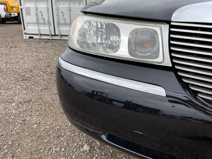 #2955-•-2001-lincoln-town-car-signature-collection-sedan-(has-wi-title)-image-21