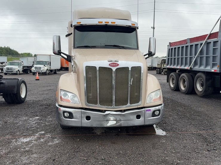 2016-peterbilt-579-image-2