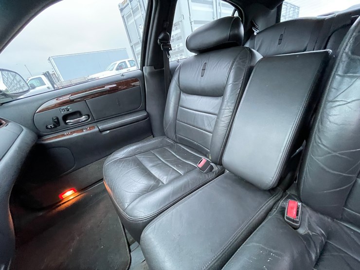 #2955-•-2001-lincoln-town-car-signature-collection-sedan-(has-wi-title)-image-45