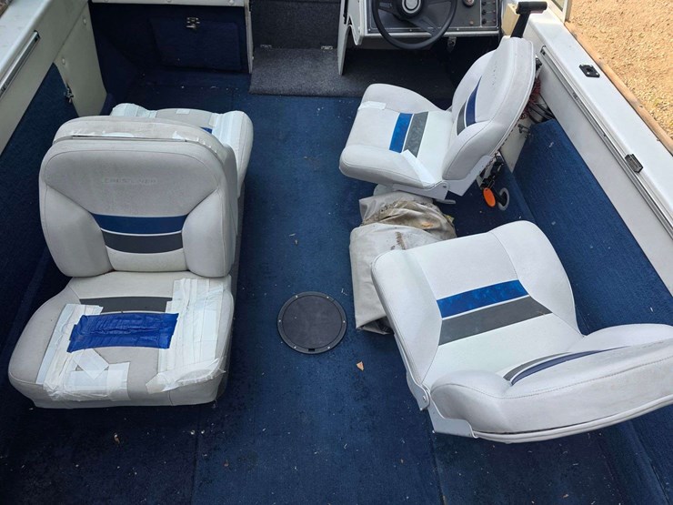 1990-crestliner-phantom-18’-boat-with-120hp-2-stroke-johnson-outboard-motor-and-15hp-johnson-kicker-image-37